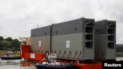 Новые ворота для одного из шлюзов Панамского канала, август 2013 года