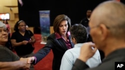 民主党联邦参议员马斯托2017年4月18日在赌城拉斯维加斯举行选民活动，会后与民众握手讲话。