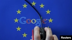 Une combinaison du logo de Google et du drapeau de l'Union européenne dans cette photo du 15 avril 2015. 