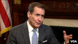 2023年2月10日，白宫国家安全委员会战略沟通协调官约翰·科比在接受美国之音中文部白宫记者黄耀毅采访。