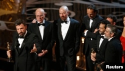 Ben Affleck (G) et les deux autres producteurs d'Argo, Grant Heslov et George Clooney (D) lors des Oscars 2013