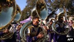 Марширующий оркестр Святого Августина выступает во время парада Марди Гра в Новом Орлеане, штат Луизиана, 1 марта 2024 года.