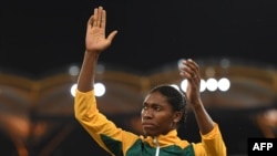 Caster Semenya pose sur le podium après avoir décroché la médaille d’or à la finale du 800 m d'athlétisme des Jeux du Commonwealth de 2018 au stade de Carrara sur la Gold Coast, 13 avril 2018.