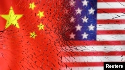 一块碎玻璃后的美中国旗