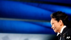 资料照：中国领导人习近平的夫人彭丽媛在法国巴黎参观联合国科教文组织总部。（2014年3月27日）