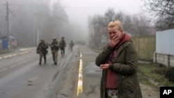 33岁的玛丽亚·奥霍夫斯卡因父亲2022年3月30日在基辅郊外住宅附近死于俄罗斯导弹袭击而失声痛哭。(2022年4月1日)