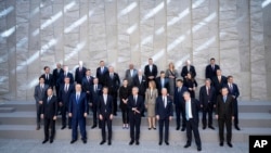 美国总统拜登（前右三）与北约盟国领导人在布鲁塞尔北约总部举行峰会前合影。（2022年3月24日）