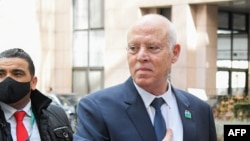 Depuis l'été 2021, le président Saied, élu démocratiquement fin 2019, s'est accaparé tous les pouvoirs et dirige le pays par décrets.