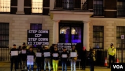 示威者2022年12月4日在中国驻英大使馆外示威。（美国之音郑乐捷）