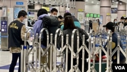 香港海关人员详细检查前往中国大陆旅客的48小时核酸检测阴性证明 (美国之音/汤惠芸)