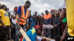 Les gens portent les cercueils des militants morts lors des manifestations qui ont eu lieu à Goma du 25 au 27 juillet pour exiger le départ de la Mission de l'Organisation des Nations Unies pour la stabilisation en RDC.
