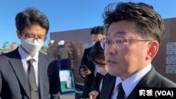 日本副防卫大臣鬼木诚2022年8月7日在霍尼亚拉接受美国之音记者采访。（美国之音莉雅拍摄）