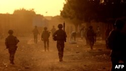 La FIDH dénonce les crimes commis par les jihadistes, les milices communautaires, mais aussi l'armée malienne et le groupe paramilitaire russe Wagner.