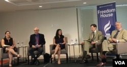 中国问题专家沈大伟（右一）和黎安友（左二）在星期四的讨论会上（美国之音莫雨拍摄）