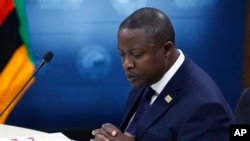 资料照片：2022年12月13日，赞比亚外交部长斯坦利·卡库博在华盛顿与美国国务卿布林肯一起参加“美非峰会”的谅解备忘录签字仪式。（美联社照片）
