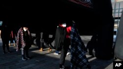 Banorët presin të testohen në një qendër testimi për COVID në Quito, Ekuador, të martën, 11 janar 2022. Qeveria vendore po ofron teste me kosto të ulët PCR pasi i frikësohet një rritjeje të infektimeve pas sezonit të festave. (AP Photo/Dolores Ochoa)