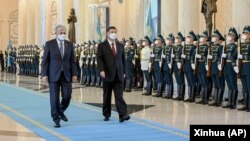 中国国家主席习近平和哈萨克斯坦总统托卡耶夫在哈萨克斯坦首都努尔苏丹检阅仪仗队时，两位领导人和仪仗队都佩戴口罩。（2022年9月14日）