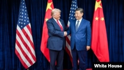 2025年10月30日，美国总统唐纳德·特朗普与中国国家主席习近平在韩国釜山举行会晤前握手致意。