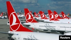 Des avions de Turkish Airlines garés à l'aéroport d'Istanbul, le 3 décembre 2015.