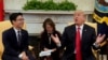 Trump reçoit des transfuges nord-coréens dans le Bureau ovale