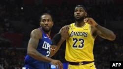 LeBron James, à droite, et Kawhi Leonard lors d'un match de NBA, USA, le 22 octobre 2019. (Kirby Lee-USA TODAY )