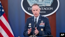 资料照片：五角大楼新闻秘书莱德少将在五角大楼的一次记者会上讲话。(2024年11月12日)
