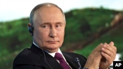 Архівне фото: Путін аплодує на форумі у Владивостоку, Росія, вересень 2024 року