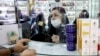Un client dans une pharmacie du centre-ville de Téhéran, Iran, le 25 février 2020. (AP Photo/Ebrahim Noroozi)