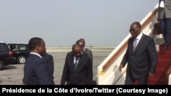 Le président ivoirien Alassane Ouattara descend de l’avion à son retour d’Accra, accueilli par Guillaume Soro, président de l’Assemblée nationale, à Abidjan, Côte d’Ivoire, 7 janvier 2017. (Présidence de la Côte d’Ivoire/Twitter)