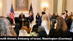 2025年11月20日，特朗普总统在白宫对一组以色列前人质和他们的家人讲话。(以色列驻美国大使馆照片)