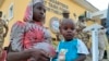 Hauwa Joseph, ici avec son bébé, a été retrouvée avec d'autres civils le 12 juin près de Bama après que les troupes ont attaqué un camp de Boko Haram.