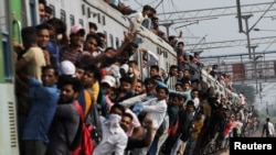 资料照片：一列挤满人群的火车在新冠疫情期间驶离印度加济拉巴德的车站。(2021年9月21日)