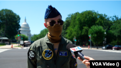 Пілот ПС ЗСУ, командир авіаційної ланки, яка прикриває Київщину, "JUICE" (позивний), дає інтерв'ю журналістці української служби Голосу Америки, Катерині Лісуновій. Вашингтон, США. 25 червня 2022 р.