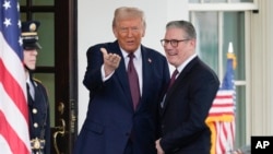 Президент США Дональд Трамп приветствует своего гостя, премьер-министра Великобритании Кира Стармера, в Белом доме. 27 февраля 2025 года. (AP Photo/Ben Curtis)