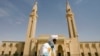 Un homme marche devant une mosquée à Nouakchott, le 2 février 2008.
