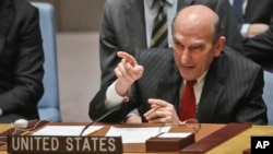 Le Représentant spécial des États-Unis pour le Venezuela, Elliott Abrams, pointant du doigt l'ambassadeur de la Russie lors d'un échange vif au Conseil de sécurité des Nations Unies, au siège de l'ONU, le 26 février 2019.
