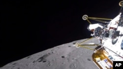 На этой фотографии, предоставленной НАСА, видно, как посадочный модуль Intuitive Machines «Афина» приближается к поверхности Луны в четверг, 6 марта 2025 года.