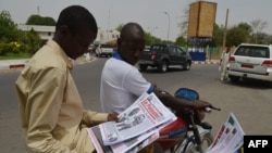 Un homme lit le journal dans une rue à N'djamena, le 12 avril 2016.
