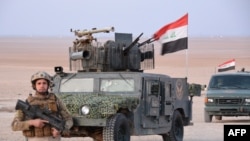 L’armée irakienne avance lors d'une opération contre les djihadistes du groupe État islamique (EI) à l'est de Tuz Khurmatu le 7 février 2018.