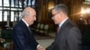 Le président algérien Abdelaziz Tebboune (L) recevant le nouveau Premier ministre Abdelaziz Djerad dans la capitale Alger, le 28 décembre 2019.