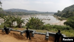 ထိုင်း-လာအိုနယ်စပ်၊ မဲခေါင်မြစ်အနီး Ban Kaen Kai မြို့ရှိ စစ်စခန်းတွင် ကင်းစောင့်နေသည့် ထိုင်းစစ်သားများ။ (၃ မတ် ၂၀၁၆) REUTERS/Jorge Silva