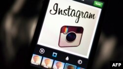 Le logo d'Instagram, filiale de Facebook, est affiché sur un smartphone, le 20 décembre 2012 à Paris.