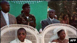 Jewel Howard Taylor et son mari Charles Taylor pour leur mariage, au Liberia, le 26 juillet 1996.