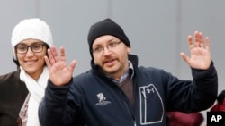 Le journaliste irano-américain Jason Rezaian et sa femme Yeganeh Salehi en Allemagne, le 20 janvier 2016. (AP Photo/Michael Probst)