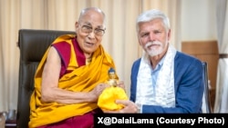 捷克总统帕维尔星期天(2025年7月27日)以私人名义在印度拉达克的列城与西藏流亡精神领袖达赖喇嘛会晤。