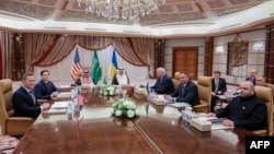  Госсекретарь Марко Рубио (второй слева), советник по нацбезопасности Майк Уолтц (слева), министр иностранных дел Украины Андрей Сибига (третий справа), глава администрации президента Украины Андрей Ермак (второй справа) и министр обороны Украины Рустем Умеров (справа) 