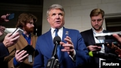 Конгресмен Майкл Маккол розмовляє з журналістами в офісній будівлі Longworth House на Капітолійському пагорбі у Вашингтоні, США, 11 жовтня 2023 року. REUTERS/Кевін Ламарк