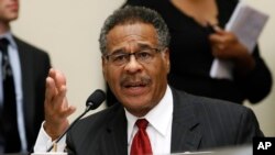 Конгресмен-демократ Емануель Клівер, на слуханнях Комітету Палати представників з фінансових послуг на Капітолійському пагорбі у Вашингтоні.