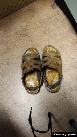 范士贵偷渡期间穿的皮凉鞋。(照片由范士贵提供)