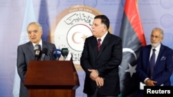 Le nouvel émissaire de l'ONU pour la Libye, Ghassan Salamé, à gauche, lors d’une conférence de presse aux côtés du Premier ministre du gouvernement libyen de l’accord national (GNA) Fayej Seraj, et ministre des affaires étrangères Taher Siala à Tripoli, le 5 août 2017.